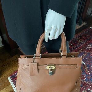 Elegant Tan Danier Leather Handbag - LMar 29